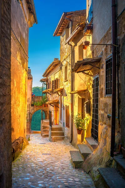 Küçük bir kasabada güzel Ortaçağ Toskana günbatımı, bir sokak. İtalya. Europe