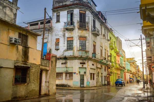 Barrios Antiguos Habana Después Lluvia Puesta Sol Iluminando Los Coloridos — Foto de Stock