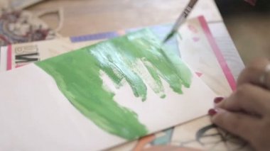 Anne ve kızı bir yaprak kağıda boya