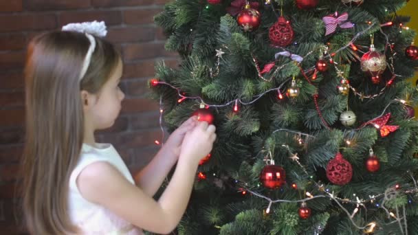 Kleines Mädchen Einem Schönen Kleid Schmückt Einen Weihnachtsbaum Ihrem Zimmer — Stockvideo