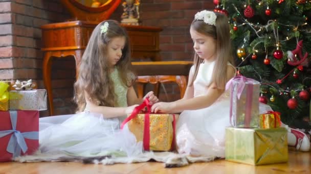 Meninas Bonitas Vestidos Sentar Chão Perto Árvore Natal Festiva Dar — Vídeo de Stock