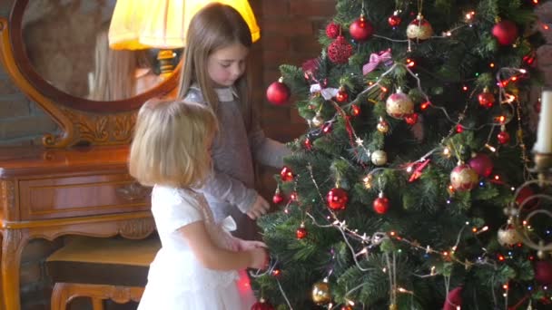 Kinder Schmücken Den Weihnachtsbaum Zimmer Bereiten Sich Auf Die Feiertage — Stockvideo