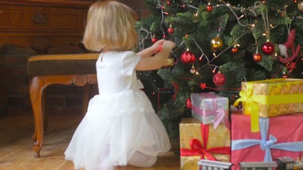 Kleines Mädchen Einem Schönen Kleid Schmückt Einen Weihnachtsbaum Ihrem Zimmer — Stockvideo