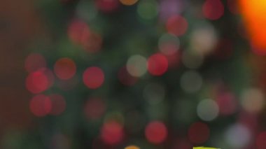 portre, altın kağıt sarılı büyük hediye kutusu