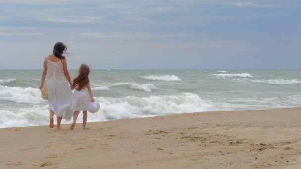 Mutter Und Seine Geliebte Tochter Spazieren Meer Entlang Halten Strandhüte — Stockvideo