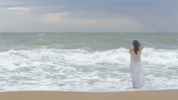 Uma Menina Solitária Está Junto Mar Olhando Para Ondas Pensando — Vídeo de Stock