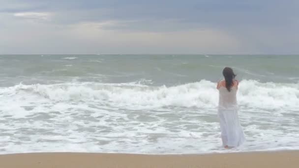 Une Fille Solitaire Tient Bord Mer Regardant Les Vagues Pensant — Video