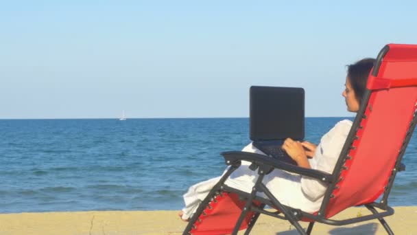 Дівчина Працює Позаду Ноутбука Сидить Кріслі Пляжі Фріланс Робота Мрії — стокове відео
