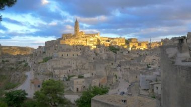 4k, gün batımında matera görkemli ortaçağ kasabasının panorama
