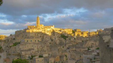 4k, gün batımında matera görkemli ortaçağ kasabasının panorama