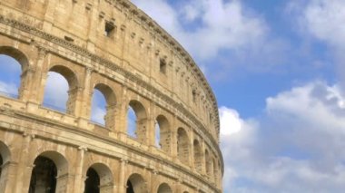 Hızla akan bulutların arka planında Roma kolezyumu. Roma. İtalya. Avrupa