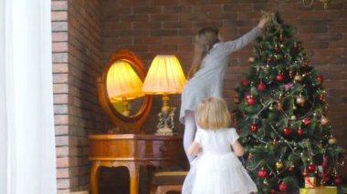 iki güzel kızın evinde bir Noel ağacı süslemeleri