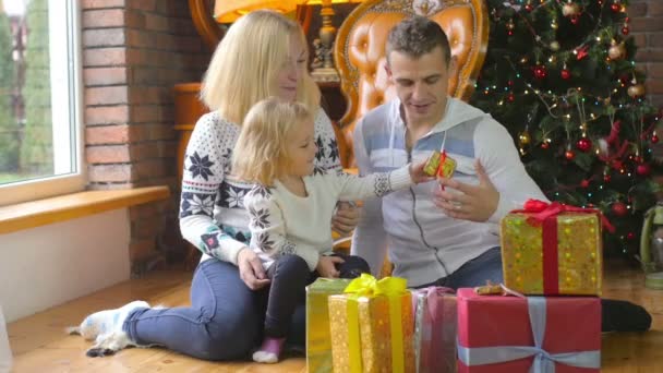 Família Feliz Sentados Chão Perto Árvore Natal Dando Presentes Uns — Vídeo de Stock