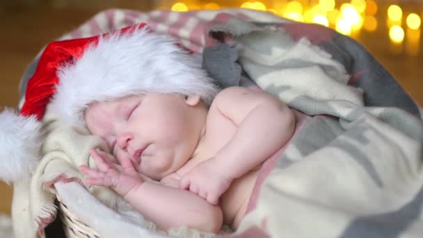 Hristmas Neonato Cappello Babbo Natale Dorme Sdraiato Cestino Uno Sfondo — Video Stock