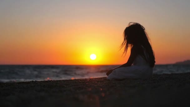 Маленькая Девочка Играет Песком Сидя Пляже Одиночество Красивый Закат — стоковое видео