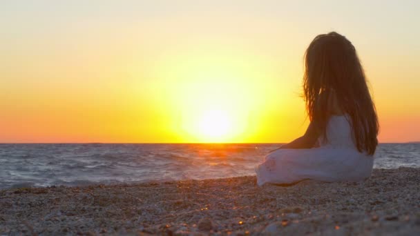 Uma Menina Bonita Vestido Senta Descansando Praia Pôr Sol Bonito — Vídeo de Stock