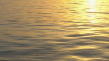 düşük-hareket. huzurlu dalgalar üzerinde bir güzel parlak gün batımı