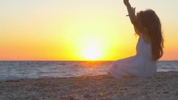 Linda Menina Brinca Praia Pôr Sol Senta Praia Brinca Com — Vídeo de Stock