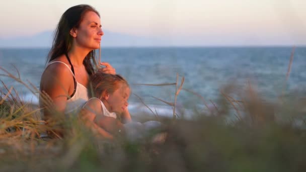 Mama Córką Ukochanego Relaksujący Siedzący Plaży Przytulanie Podziwiając Zachód Słońca — Wideo stockowe