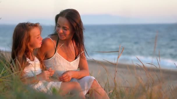 Mãe Está Descansando Com Sua Filha Praia Conversando Assistindo Pôr — Vídeo de Stock