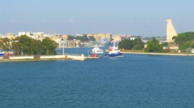 4k, teknenin eski bir Avrupa kenti liman bırakır.