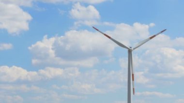 4k, yenilenebilir enerji, rüzgar jeneratörü arka plan beyaz bulutlar üzerinde