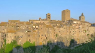 güzel Ortaçağ şehir, Vitorchiano gün batımında, Lazio Panoraması. İtalya