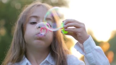 Eğleniyor ve kabarcıklar, çocuk oyunları icar akşam parkta güzel kız