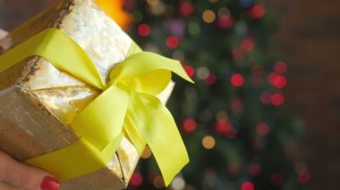 Hediye kutusu. parlak festival çelenk fon karşı bir Hediyelik kutu gösterilen bir kızın yakın çekim