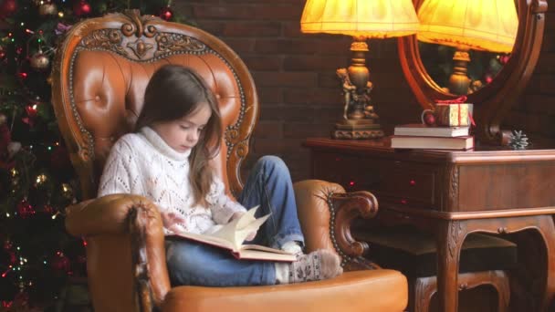 Chica Leyendo Libro Casa Sentado Una Silla — Vídeo de stock