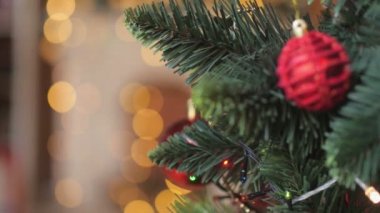 yakın çekim makro atış topu bir Noel ağacı, Noel ağacı süsleme çocuk asılı mutlu bebek el.