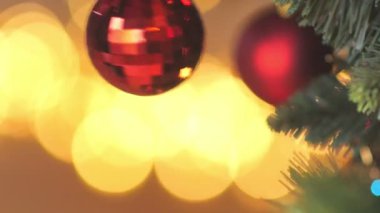 yakın çekim, çocuk elleri tatil ağaç, parlak Festival arka plan süslemek.