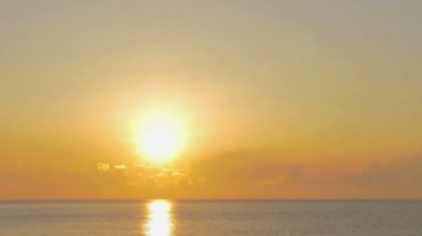 parlak güzel gündoğumu denize, günün başlangıcı