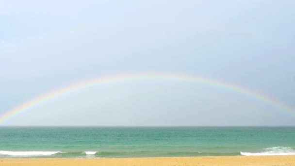 Panorama Desde Orilla Hermoso Arco Iris Sobre Mar — Vídeo de stock