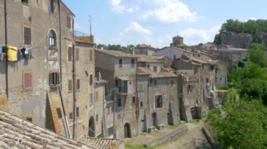 bir tepe üzerinde bir Ortaçağ taş şehir panoraması