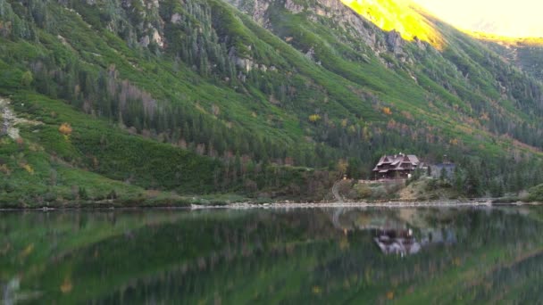 山間の湖 バックパック ポーランド容器旅行の海岸に観光避難所 — ストック動画