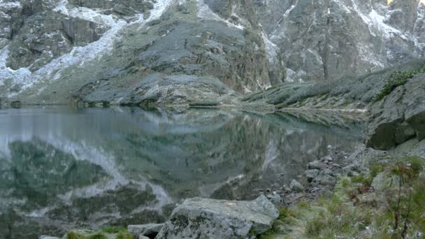 Panorama Över Vacker Fjällsjö Reserv Berget Tatras — Stockvideo