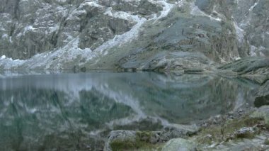 Dağ Gölü arasında dağ zirveleri, Morskie Oko, Tatra Dağları, Polonya