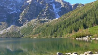 4k, Polonya Tatras Ulusal Park'ta bir göl