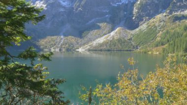 4k, Polonya Tatras Ulusal Park'ta bir göl