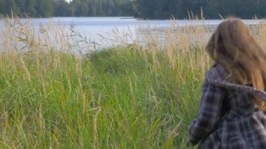 kat igret çalışan ve having fun nehrin kıyısında parkta kız