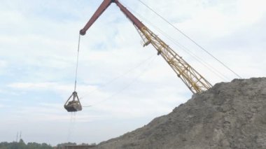 büyük liman Ekskavatör kum mavna kaldırır