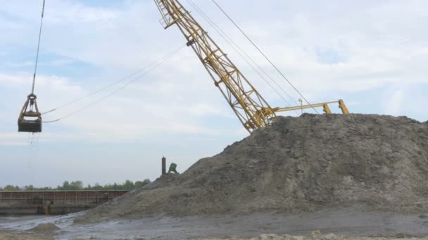 Large Port Excavator Unloads Sand Barge — Stock Video