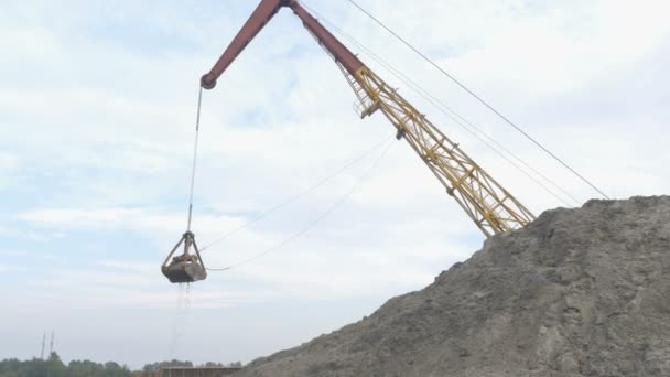 Grande Escavadeira Portuária Descarrega Barcaça Areia — Vídeo de Stock