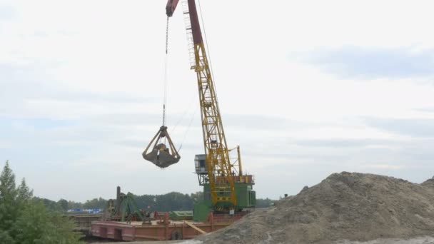 Port Excavator Unloads Sand Barge — Stock Video