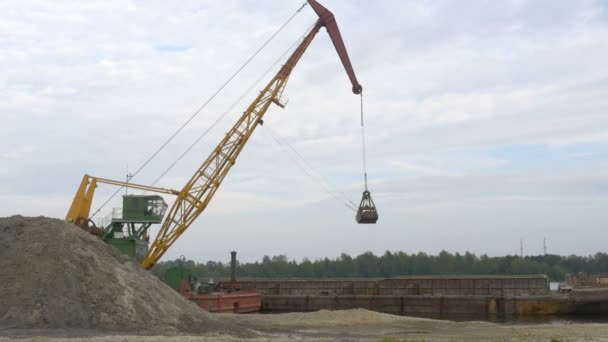 Puerto Excavadora Descarga Barcaza Arena — Vídeo de stock