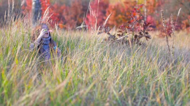 Belle Fille Jouer Dans Parc Automne Assis Dans Les Bulles — Video