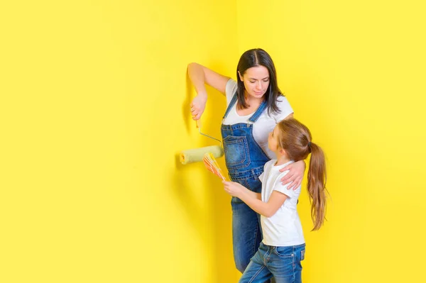 Мама Дочка Вибирають Колір Фарбування Стін Кімнаті Ремонтують Кімнаті — стокове фото