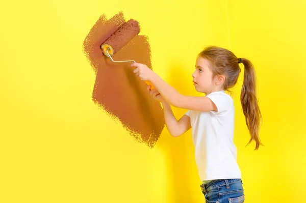 Hermosa Niña Con Rodillo Pintura Pinta Pared Habitación Reparaciones Casa — Foto de Stock