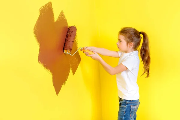 Hermosa Niña Está Pintando Una Pared Reparación Habitación — Foto de Stock